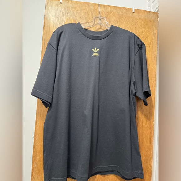Adidas women’s Tshirt, black tee with gold accent and back has a zipper - Picture 6 of 7